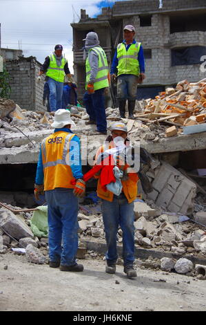 Quito, Équateur - avril,17, 2016 : maison détruite par un tremblement de terre avec les sauveteurs dans la partie sud de la ville. Banque D'Images