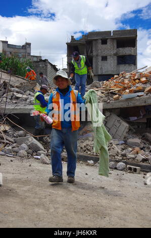 Quito, Équateur - avril,17, 2016 : maison détruite par un tremblement de terre avec les sauveteurs dans la partie sud de la ville. Banque D'Images