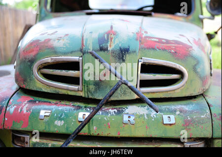 Un vieux pickup Ford se trouve dans un parc à ferrailles. Banque D'Images