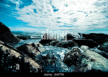 Une photo de la plage rocheuse de Whiterock, en Colombie-Britannique Banque D'Images