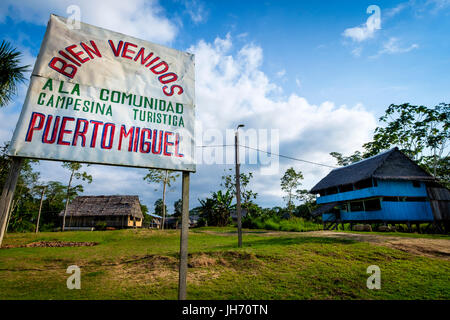 LORETO, PÉROU - CIRCA Octobre 2015 : village de Puerto Miguel, dans la rivière Yarapa en Amazonie péruvienne. Banque D'Images