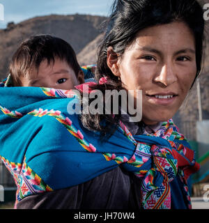 AREQUIPA, PÉROU - CIRCA Octobre 2015 : Portrait de mère et fils dans la ville de Flora Tristan une communauté située dans la périphérie d'Arequipa. Banque D'Images