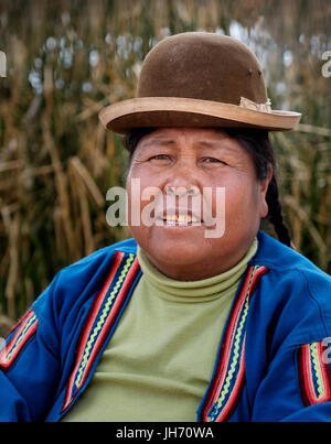 Les îles Uros, PÉROU - CIRCA Octobre 2015 : Portrait de femme de l'Uros îles du lac Titicaca. Banque D'Images