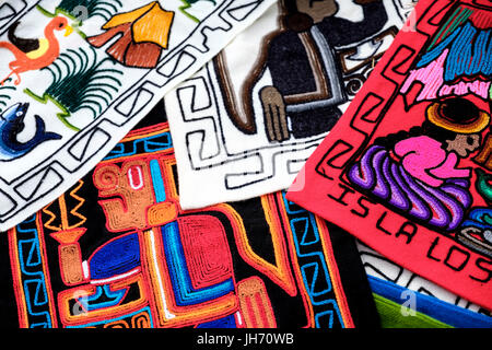 Les îles Uros, PÉROU - CIRCA Octobre 2015 : textiles typiques de l'Uros îles du lac Titicaca Banque D'Images
