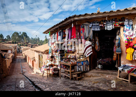 CHINCHERO, PÉROU - CIRCA Octobre 2015 : Cadeaux à Chinchero sur la région de Cuzco connu sous le nom de Vallée Sacrée Banque D'Images