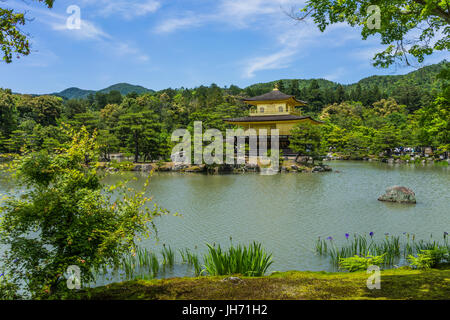 Visiter le Kinkakuji, le pavillon d'or, à Kyoto Banque D'Images