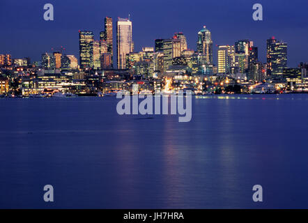 Vue sur le centre-ville au crépuscule, Travaux Gaz Park, Seattle, Washington Banque D'Images