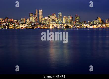 Vue sur le centre-ville au crépuscule, Travaux Gaz Park, Seattle, Washington Banque D'Images