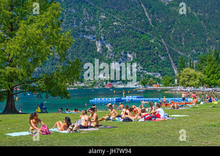 Les gens se détendre dans baie de Riva Del Garda, Lac de Garde, Lombardie Banque D'Images