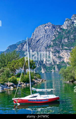 Les gens se détendre dans baie de Riva Del Garda, Lac de Garde, Lombardie Banque D'Images