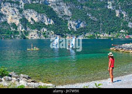 Les gens se détendre dans baie de Riva Del Garda, Lac de Garde, Lombardie Banque D'Images