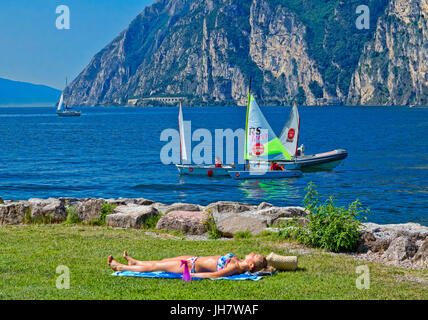 Les gens se détendre dans baie de Riva Del Garda, Lac de Garde, Lombardie Banque D'Images