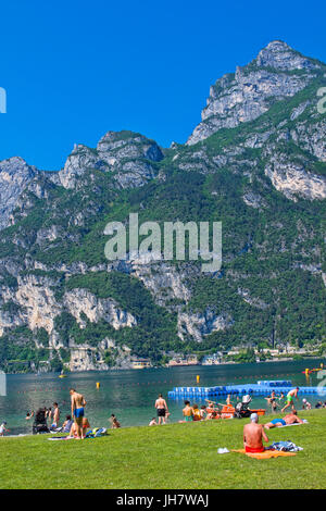 Les gens se détendre dans baie de Riva Del Garda, Lac de Garde, Lombardie Banque D'Images