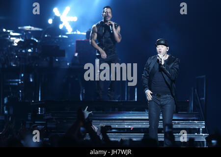 NEW YORK-JUL 7 : Danny Wood (L) et Donnie Wahlberg de nouveaux enfants sur le bloc d'effectuer au cours de l'ensemble Tour à NYCB Vivre dans les Nassau Veterans Banque D'Images