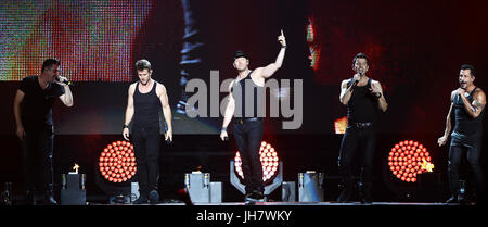 NEW YORK-JUL 7 : (L-R) Jonathan Knight, Joey MCINTYRE, Donnie Wahlberg, Jordan Knight et Danny Bois de nouveaux enfants sur le bloc d'effectuer au cours de l'ensemble Banque D'Images