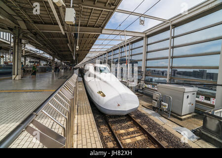 Osaka, Japon - Circa Mai 2016 - train Shinkansen dans la gare de Shin-Osaka Banque D'Images