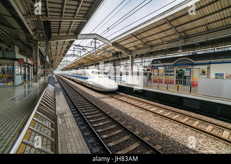 Osaka, Japon - Circa Mai 2016 - train Shinkansen dans la gare de Shin-Osaka Banque D'Images