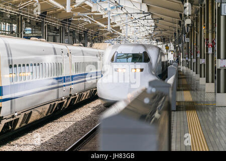 Osaka, Japon - Circa Mai 2016 - train Shinkansen dans la gare de Shin-Osaka Banque D'Images