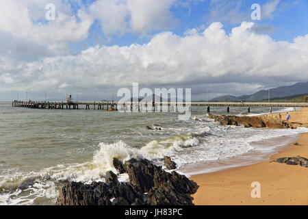 Palm Cove beach et jetée sur un ciel nuageux matin qu'on essayait d'être ensoleillé. Banque D'Images