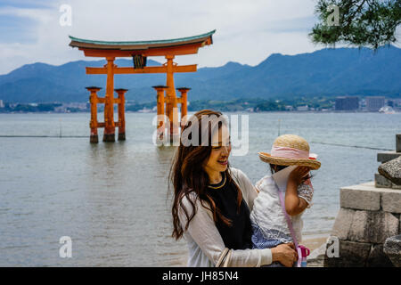 L'île de Miyajima, Japon - Circa mai 2016 - La femme japonaise avec fille en face de la célèbre sanctuaire Banque D'Images