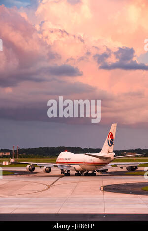 China Cargo jet (Boeing 747) sur la piste sous un ciel coucher de soleil spectaculaire à l'aéroport international Hartsfield-Jackson d'Atlanta à Atlanta, Géorgie, USA. Banque D'Images