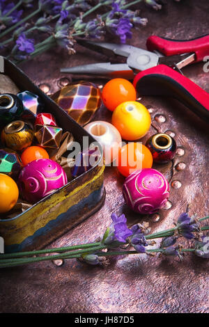 Perles pour faire des bijoux dans une boîte boîte rétro Banque D'Images
