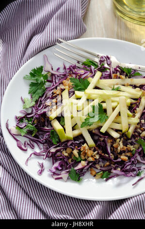 Chou rouge Salade avec des tranches de pomme et de noix concassées Banque D'Images