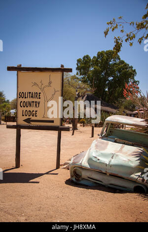 Épave de voiture à côté de la ville, signe de solitaire, la Namibie Banque D'Images