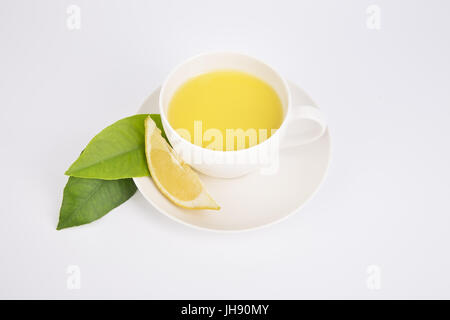 Thé fraîchement préparé avec lavande aromatique tasse en porcelaine blanche décorée de sauge fraîche, de lavande et de fleurs. Banque D'Images