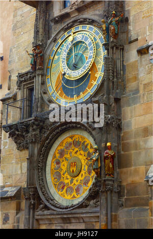 Datant de 1410, le Prague horloge astrologique est la troisième plus ancienne horloge astronomique dans le monde, et le plus vieux encore ! Banque D'Images