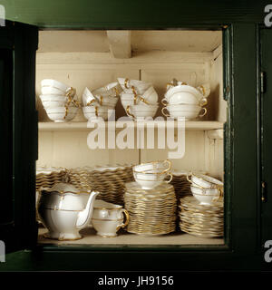 Vintage verres et assiettes dans l'armoire Banque D'Images