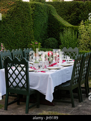 Définir une table de jardin par hedge Banque D'Images