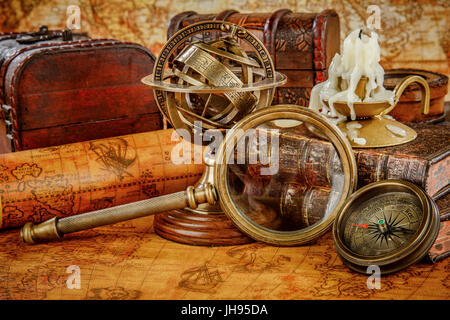 Vintage still life. Vintage loupe se trouve sur une ancienne carte du monde en 1565. Banque D'Images