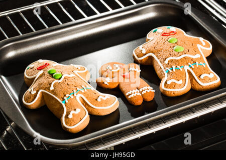 Gingerbread Man de cuisson au four. La cuisson au four. Banque D'Images