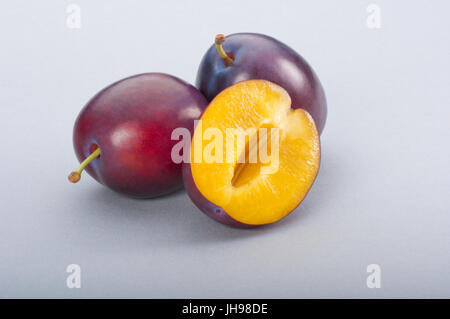 Prunes fraîches sur fond blanc. Shoot Studio. Banque D'Images