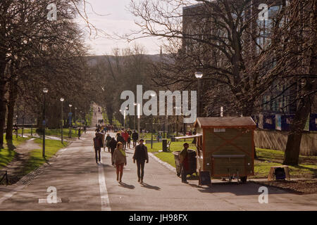 Edimbourg Meadows park des couples au soleil, profiter des sentiers Banque D'Images