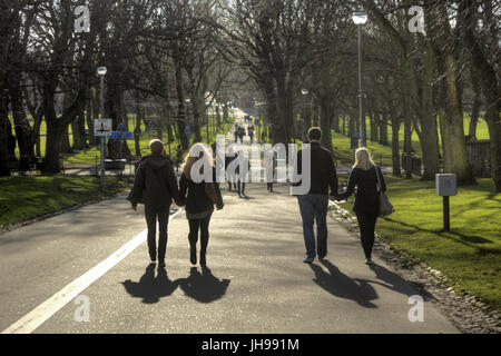 Edimbourg Meadows park des couples au soleil, profiter des sentiers Banque D'Images