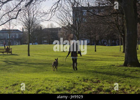 Edimbourg Meadows park des couples au soleil, profiter des sentiers Banque D'Images