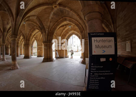 Arcades du cloître de l'Université de Glasgow à l'entrée et la cour de l'Hunterian Museum Banque D'Images