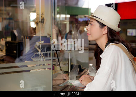 Le comptoir de service de l'information client bts Station Bangkok, Thaïlande. Demande d'informations voyage femme asiatique ou l'achat de ticket de métro. Banque D'Images