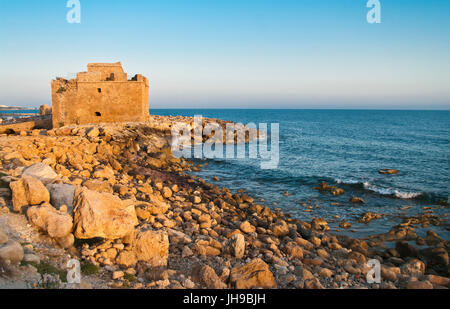 Fort par la mer durant le coucher du soleil dans le port de Paphos, Chypre Banque D'Images