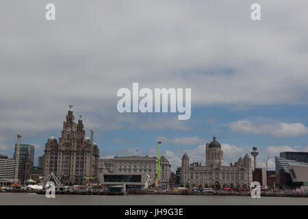 Le Royal Liver Building avec le Fun Fair Banque D'Images