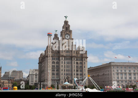 Le Royal Liver Building avec le Fun Fair Banque D'Images