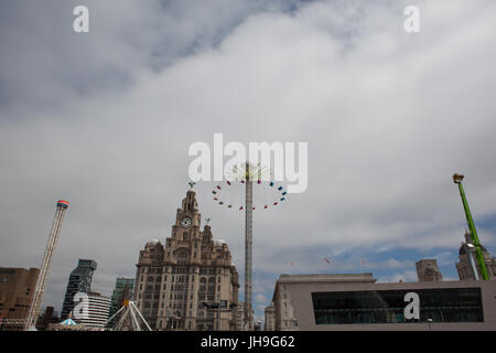 Le Royal Liver Building avec le Fun Fair Banque D'Images