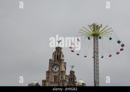 Le Royal Liver Building avec le Fun Fair Banque D'Images