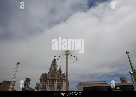 Le Royal Liver Building avec le Fun Fair Banque D'Images