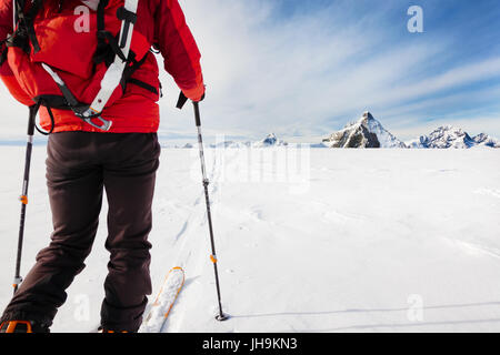 Mountaineer explorer un glacier avec les skis au cours d'une expédition d'hiver de haute altitude dans les Alpes européennes. En arrière-plan le Matterhorn, Zermatt, sw Banque D'Images