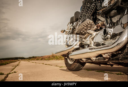 Biker girl riding sur une moto. Vue du bas des jambes dans des bottes de cuir. Banque D'Images