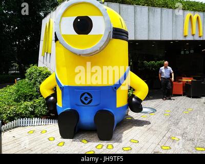 Shenzhen, Chine. 7Th Jul, 2017. Adorable géant sbires jaunes peut être vu en face d'un magasin McDonald's dans le sud de la Chine, Shenzhen, le 12 juillet, 2017. Crédit : SIPA Asie/ZUMA/Alamy Fil Live News Banque D'Images