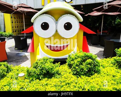 Shenzhen, Chine. 7Th Jul, 2017. Adorable géant sbires jaunes peut être vu en face d'un magasin McDonald's dans le sud de la Chine, Shenzhen, le 12 juillet, 2017. Crédit : SIPA Asie/ZUMA/Alamy Fil Live News Banque D'Images